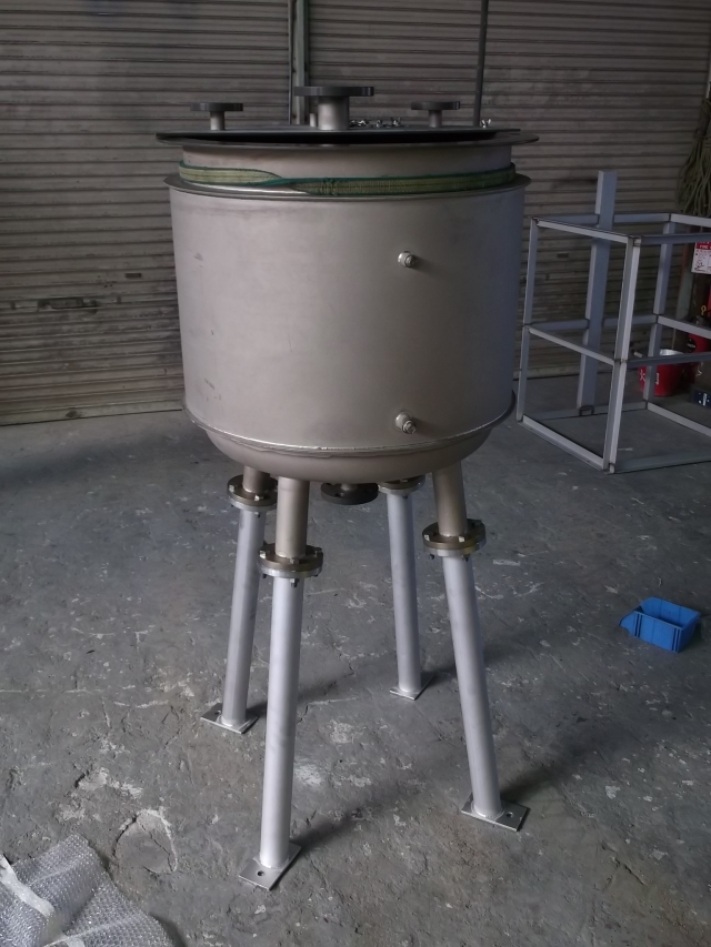 ジャケット付SUS製タンク(内部PFAコーティング)小型撹拌機付(接液部はタンクと同じくPFAコーティング)、納入しました。
