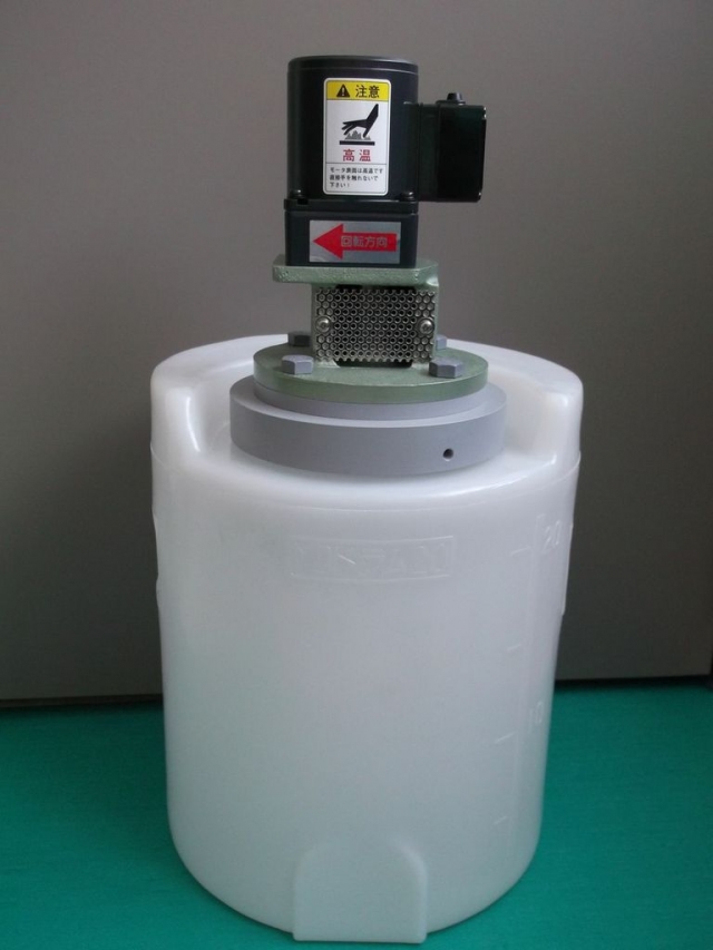 少容量のかくはん機・タンクユニットをお探しの方に、20L水槽に撹拌機を簡単に直接搭載!MDドラム20用撹拌機KM-2508-M型を新発売。