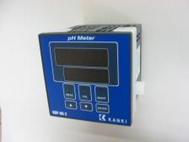 ＫＡＮＫＩ　ｐＨ計　ＫＫＰ-９６-２他、ポンプ類も現地交換しました。（既設のPE製水槽や攪拌機も取換予定です）