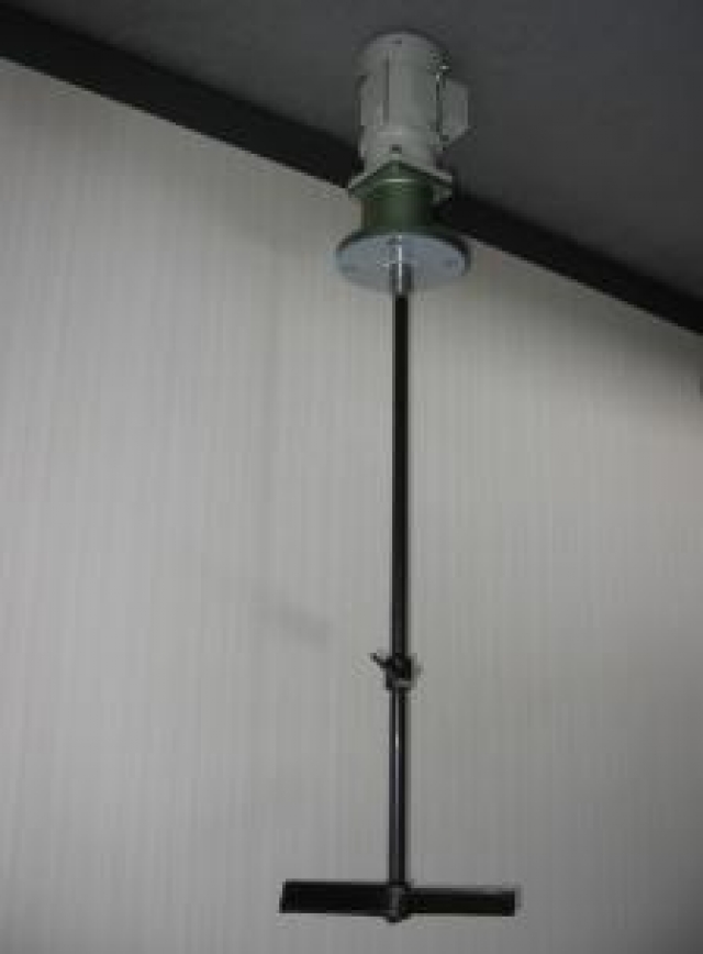 次亜塩素酸タンク用のかくはん機（ポリエチレンライニング仕様）