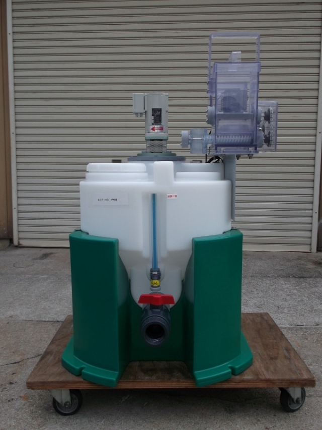 【KCTタンク】低残量樹脂製(ポリエチレン製)水槽、攪拌機ユニットKCT型の側面を活用し、粉体定量供給機の搭載が可能です!!粉体の溶解や凝集に攪拌機付タンクユニット納入で、手間なく早く運転可能!新型で撹拌効率UP!