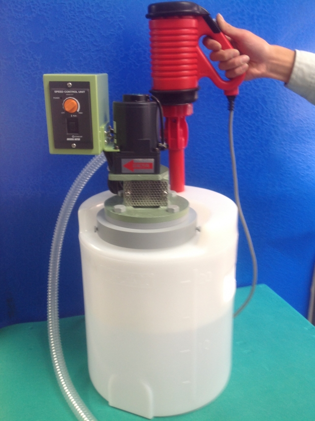 ラボ用混合、撹拌ユニットに便利！20Ｌポリタンク水槽に撹拌機を搭載簡単！ＭＤドラム20L、KM型攪拌機付ユニットで少量の液の撹拌にもミキサーを使用出来ます！排出用ポンプも販売中！SUS製タンクの撹拌機付ユニットも近日発売予定！！